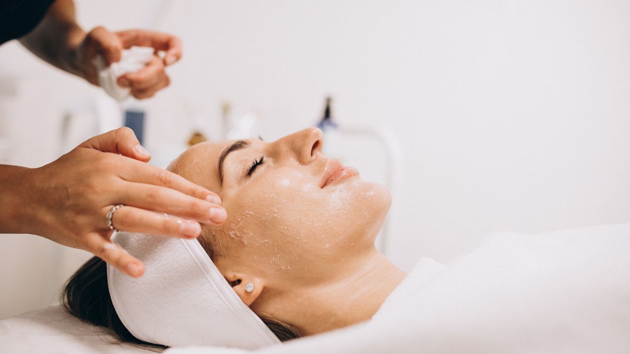 Hydrafacial vs Traditional Facials: What’s Worth Your Money?